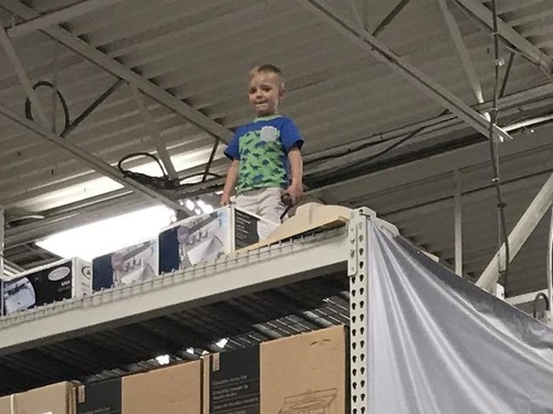 ホームセンターで父親を探して叫んでいる子ども03