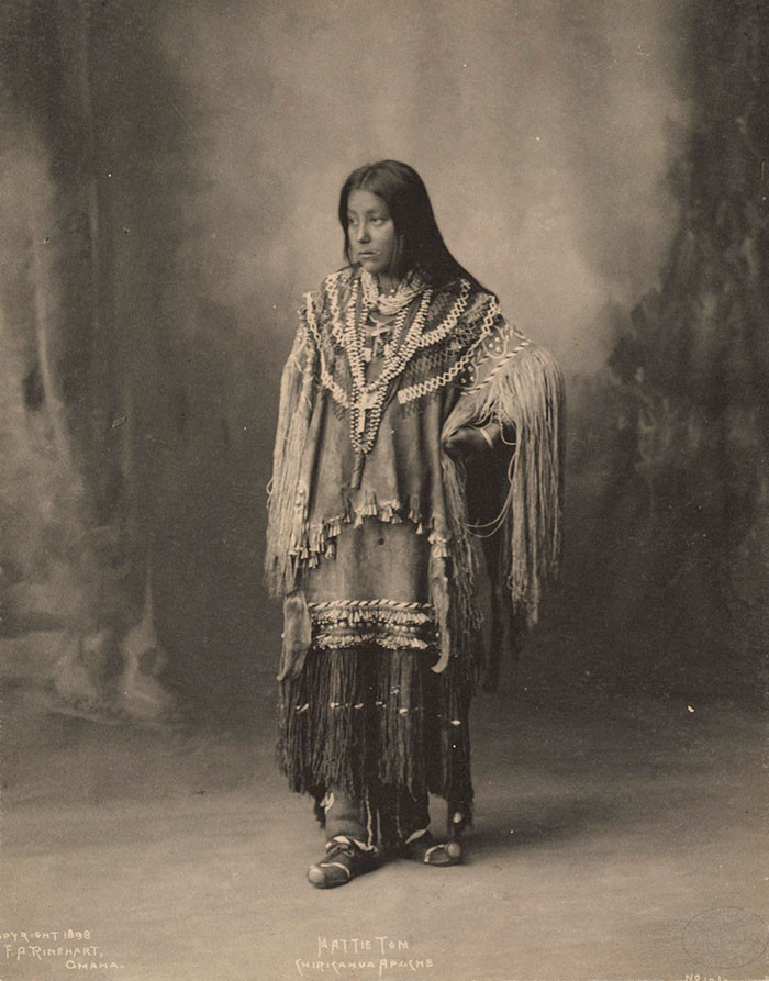 インディアンの10代少女たち 民族衣装を着た100年前の写真いろいろ らばq