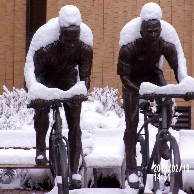 自転車を漕ぐ銅像に 雪 が積もった結果 いろんな意味で重いことに らばq 自転車を漕ぐ銅像に 雪 が積もった結果 いろんな意味で重いことに らばq