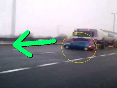 車がバンパーにくっついてることに気づかない大型トラック_s