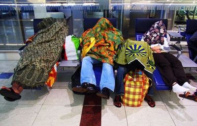 空港で眠りこける人々16