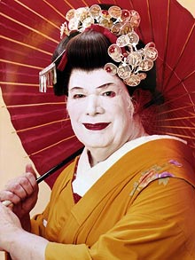 元国防省の男性が芸者の格好01