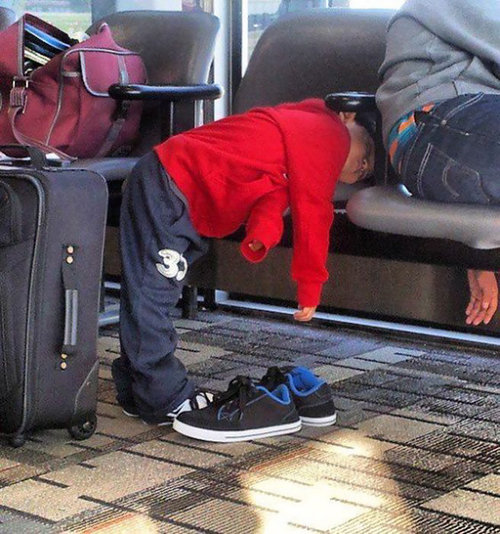 子供たちはどこでも眠れる04