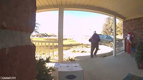 監視カメラに不審な配達員?04