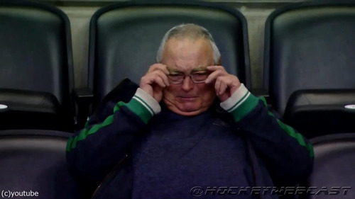 孫のNHLの初出場におじいちゃん泣く03