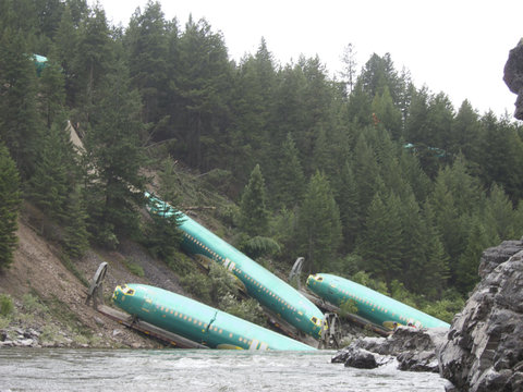 川に落ちていた飛行機01