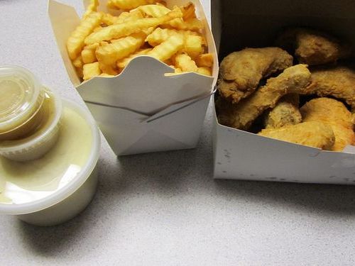 誰かがマルコの食事を盗んでる00