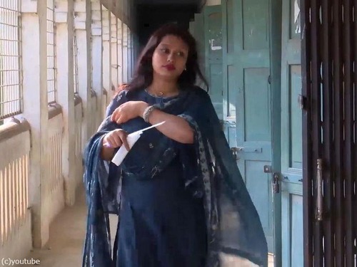 バングラデシュの女性議員、大学の試験で替え玉01