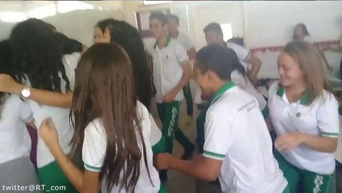 給料未払いで生活苦の教師に、生徒たちからサプライズの募金04