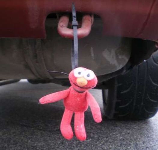 こんなものまで 車の後ろにひっそりとぶら下がったマスコットやアクセサリの写真24枚 らばq こんなものまで 車の後ろにひっそりとぶら下がったマスコットやアクセサリの写真24枚 らばq
