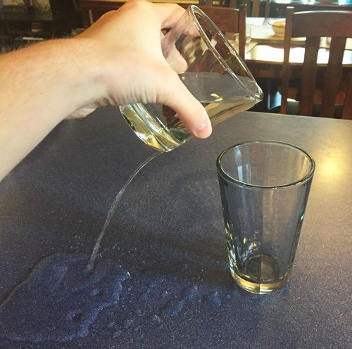 コップの水を別のコップに入れるとき01