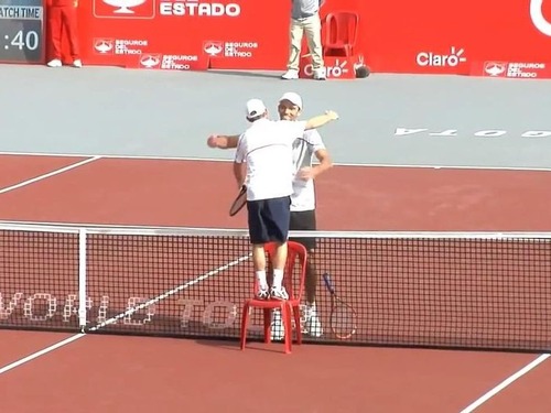 テニスの試合終了後に選手がイスを持ってきた理由07