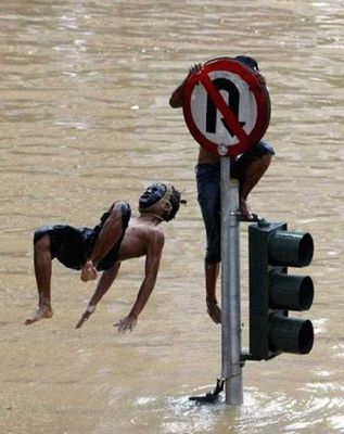 水害時にたくましく楽しむ人々15