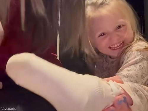 ママが幼い娘の靴下を脱がしたら…思わず爆笑する展開に（動画）