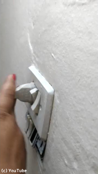 プラグを挿したい飼い主VSプラグを抜きたい猫03