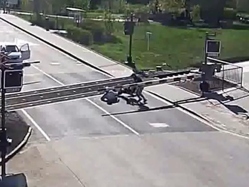 高齢者のバイクが踏切で店頭05