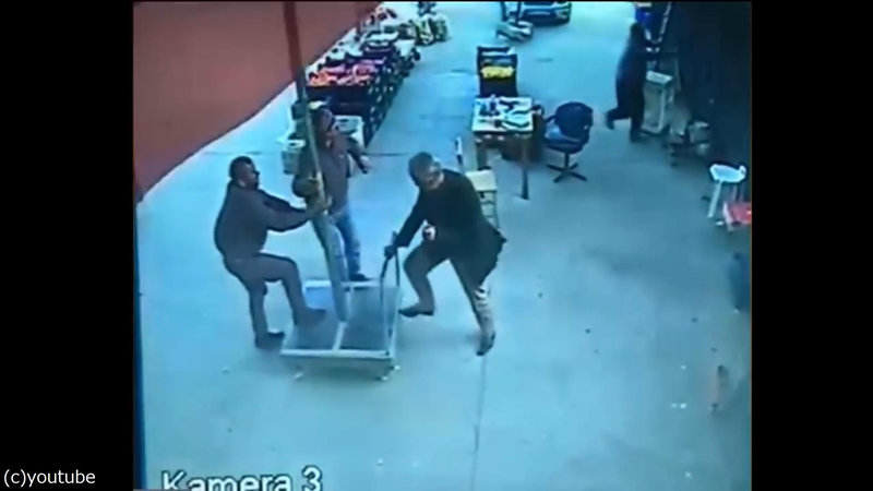 強風でパラソルに乗った男性 空を飛んでしまう トルコ らばq