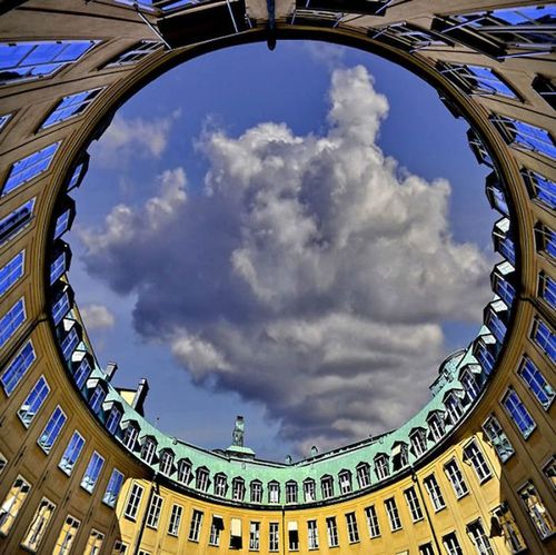 建物から見上げた空03