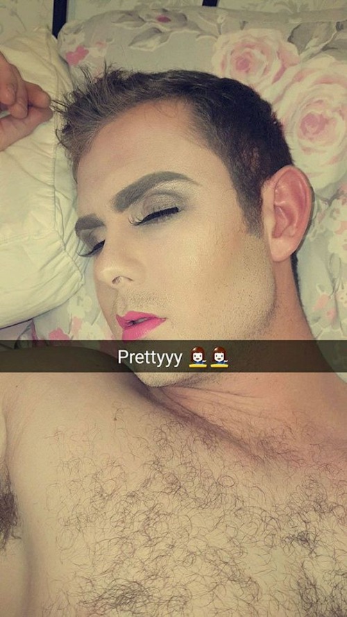 寝てる彼氏に化粧04