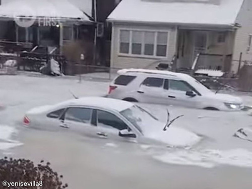 デトロイト市で古い水道管が破裂し水没…道路の車が氷漬けになる