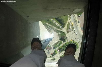 ガラス張りの高層ビルの下15