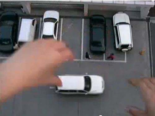 駐車場に巨人の手