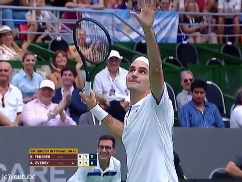 フェデラーがファンのためにポーズ03