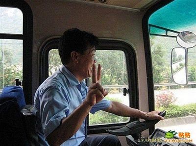 ハンドル外した中国バス運転手01