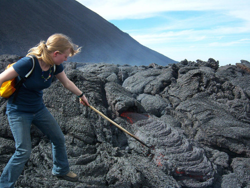 溶岩を突っつく01