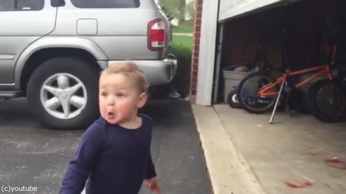 自動シャッターに興奮する赤ちゃん03