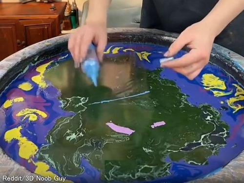 「絵の具を次々に水面に浮かべて…」ほとんどの人が予測できなかったアートの完成品