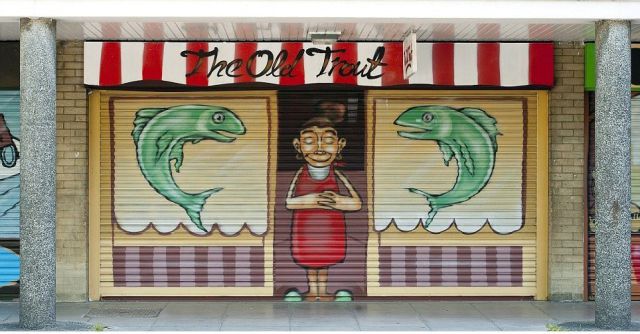 つぶれた商店街のシャッターに店のイラストを描いて かつての雰囲気を再現 イギリス らばq