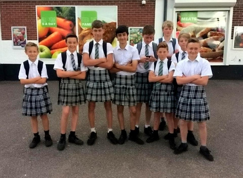 イギリスの男子生徒たち 半ズボン禁止のせいで暑い スカートで登校する らばq イギリスの男子生徒たち 半ズボン禁止のせいで暑い スカートで登校する らばq