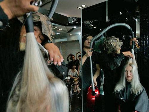 目を閉じて髪を切る美容師02