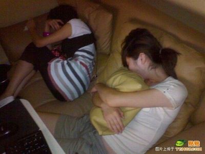 中国のネットカフェでぐっすり眠る人々00