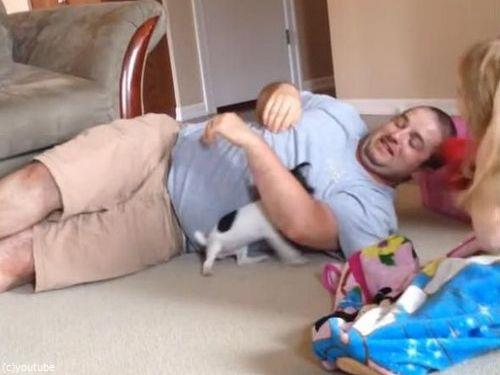 パパと子犬の戦い07