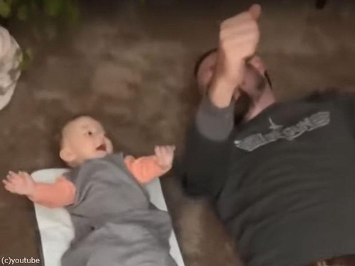 何でも真似をしたがる赤ちゃん…パパの起き上がる動きを模倣する（動画）