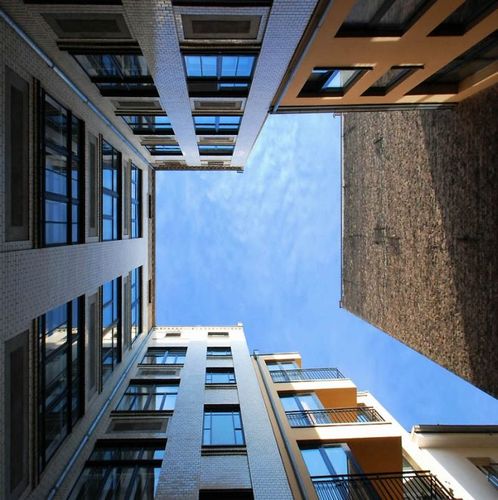 建物から見上げた空14