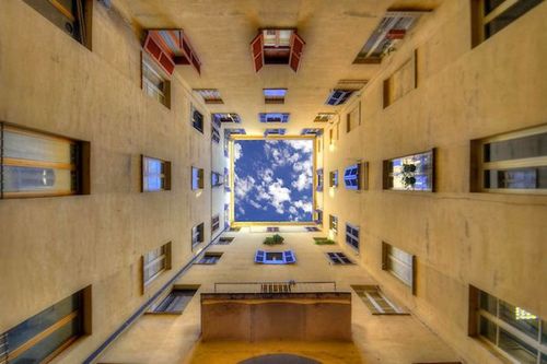 建物から見上げた空01