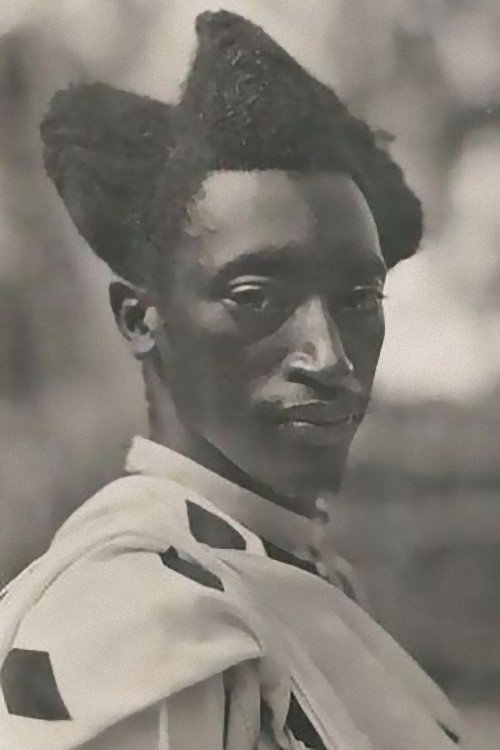 100年前のルワンダの伝統的な髪型01