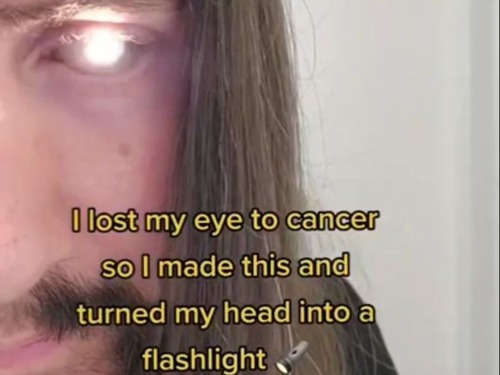 片目を失った男性が義眼を光らせる魔改造