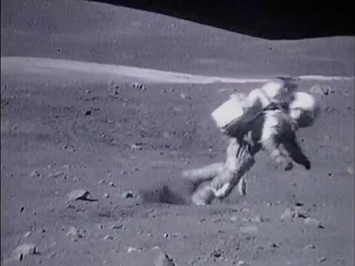 宇宙飛行士たちは月面で結構転んでます05