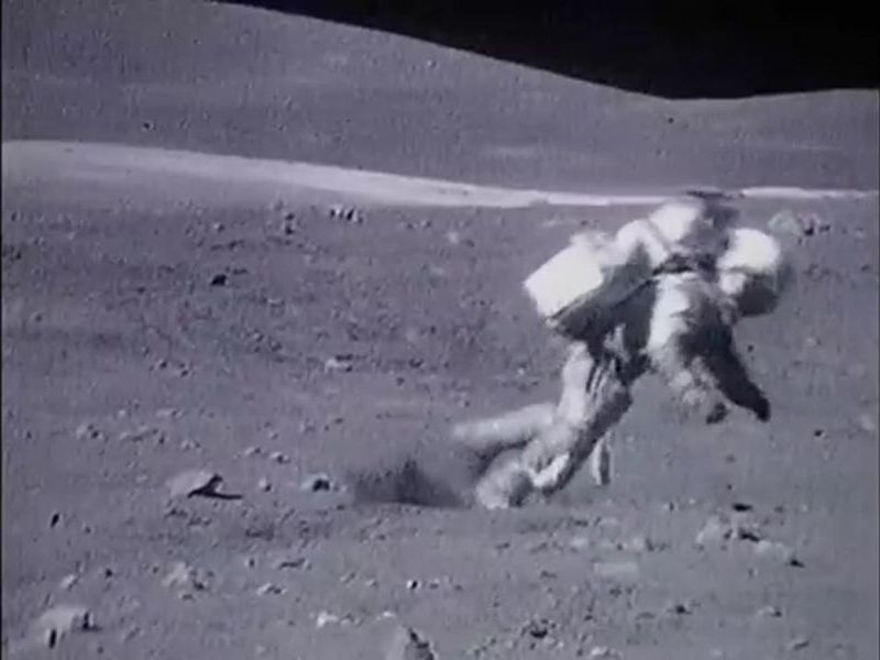 宇宙飛行士たちは月面でこんなに転んでいたのか コケまくる姿が話題に らばq