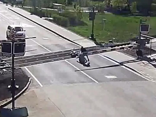 高齢者のバイクが踏切で店頭04