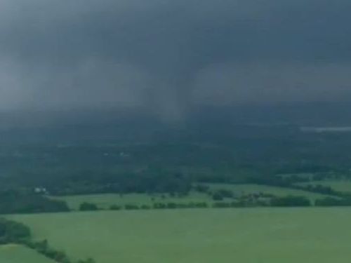 竜巻でトレーラーが飛ぶ00