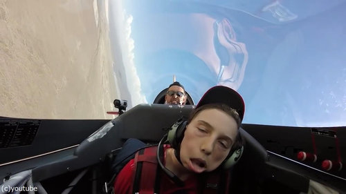 宙返り飛行中に気を失う少年04