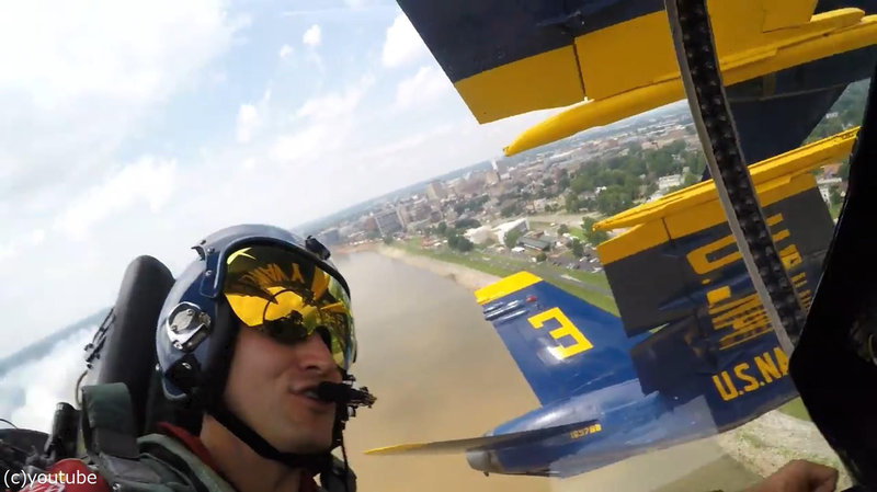 コックピットからアクロバット編隊飛行を見ると みんなが思ってるより近い らばq