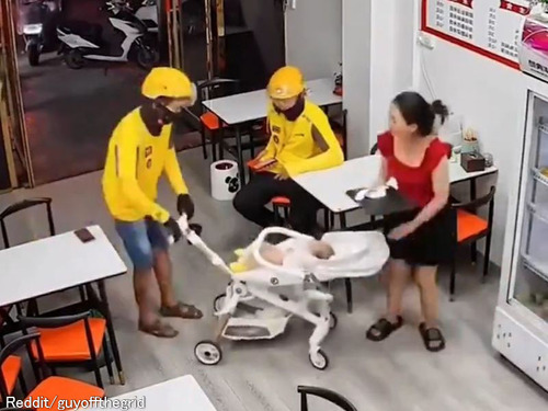 忙しいママ店員の代わりに…お客さんたちが順番に赤ちゃんをあやしてくれる店