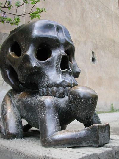 39.Skeleton on the man(男の背中にガイコツ)