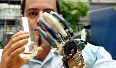 脳波で動かすハイテク義手